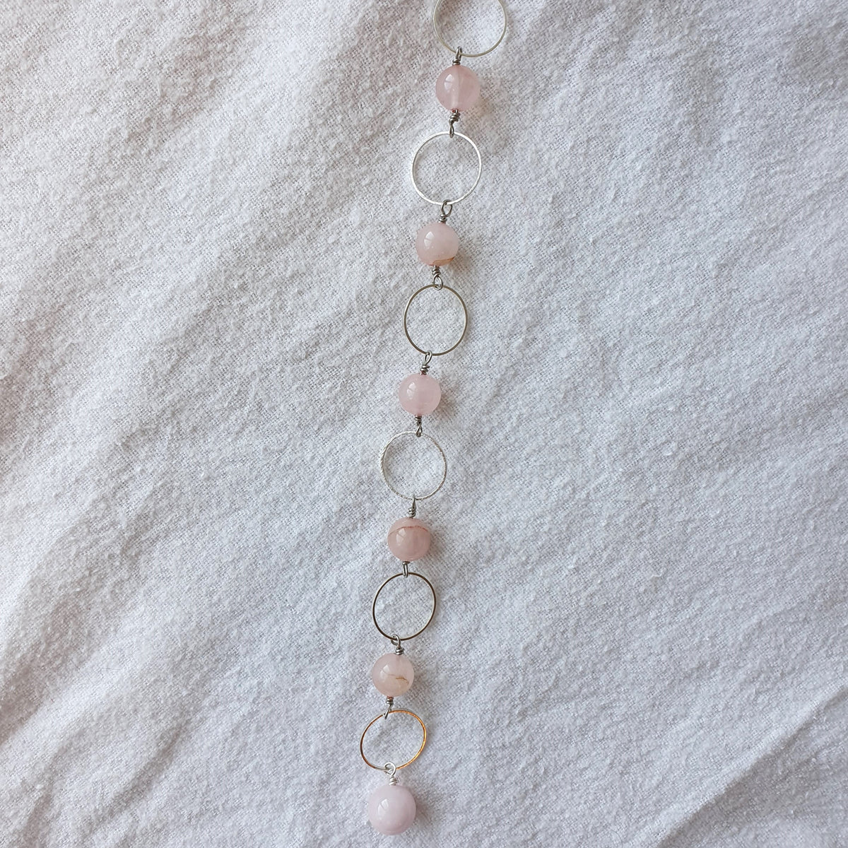 Strikkefisk med lyserøde natursten