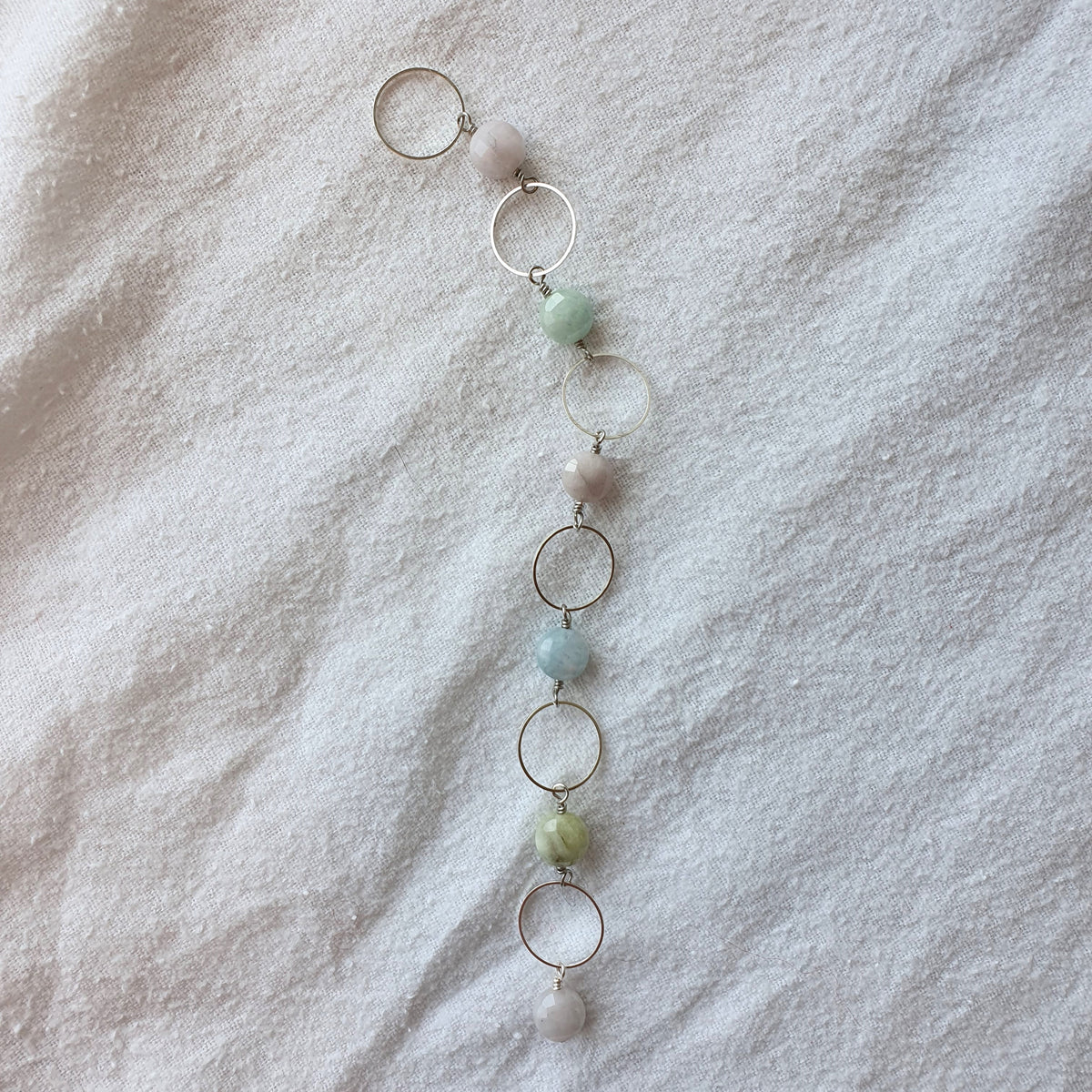 Strikkefisk med pastelfarvede sten